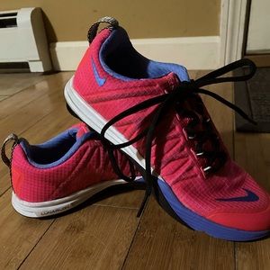Womens Nike sneakers - like new!! **SHIPS FREE**